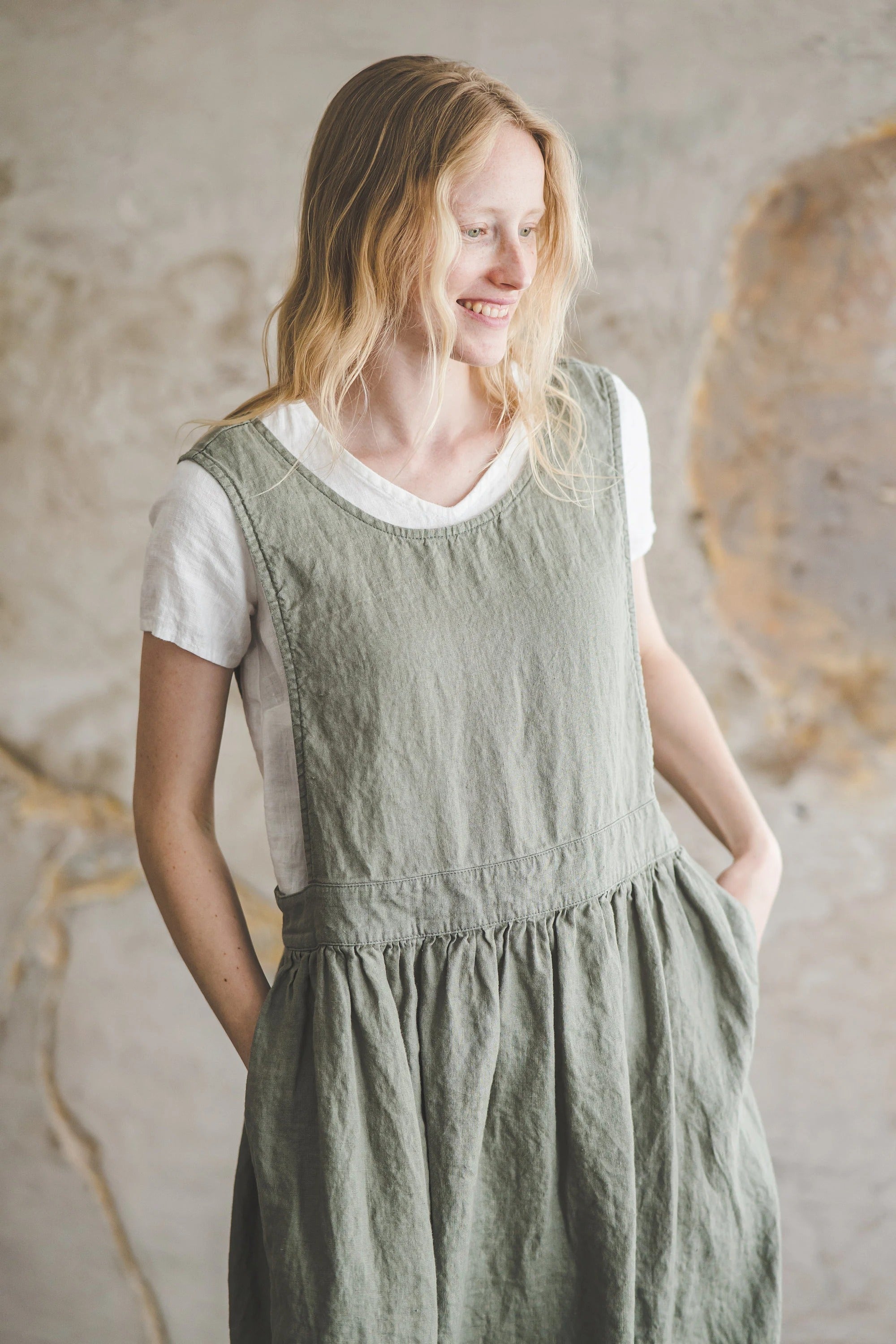 Robe Tablier en Lin Style Japonais – Vert Sauge | Robe Chasuble avec Poches
