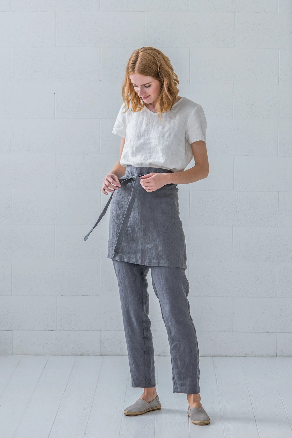 Demi-tablier en Lin Style Barista – Gris Anthracite | Taille Réglable & Pratique