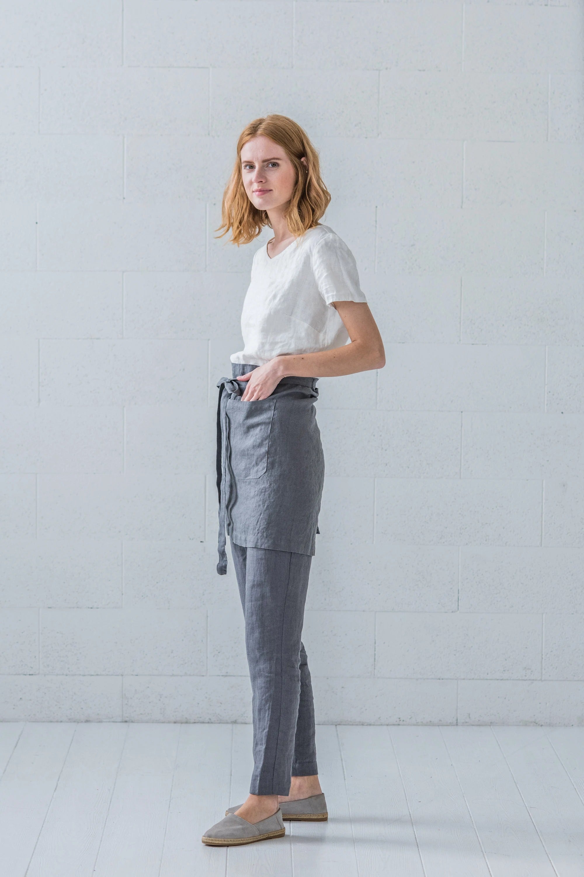Demi-tablier en Lin Style Barista – Gris Anthracite | Taille Réglable & Pratique