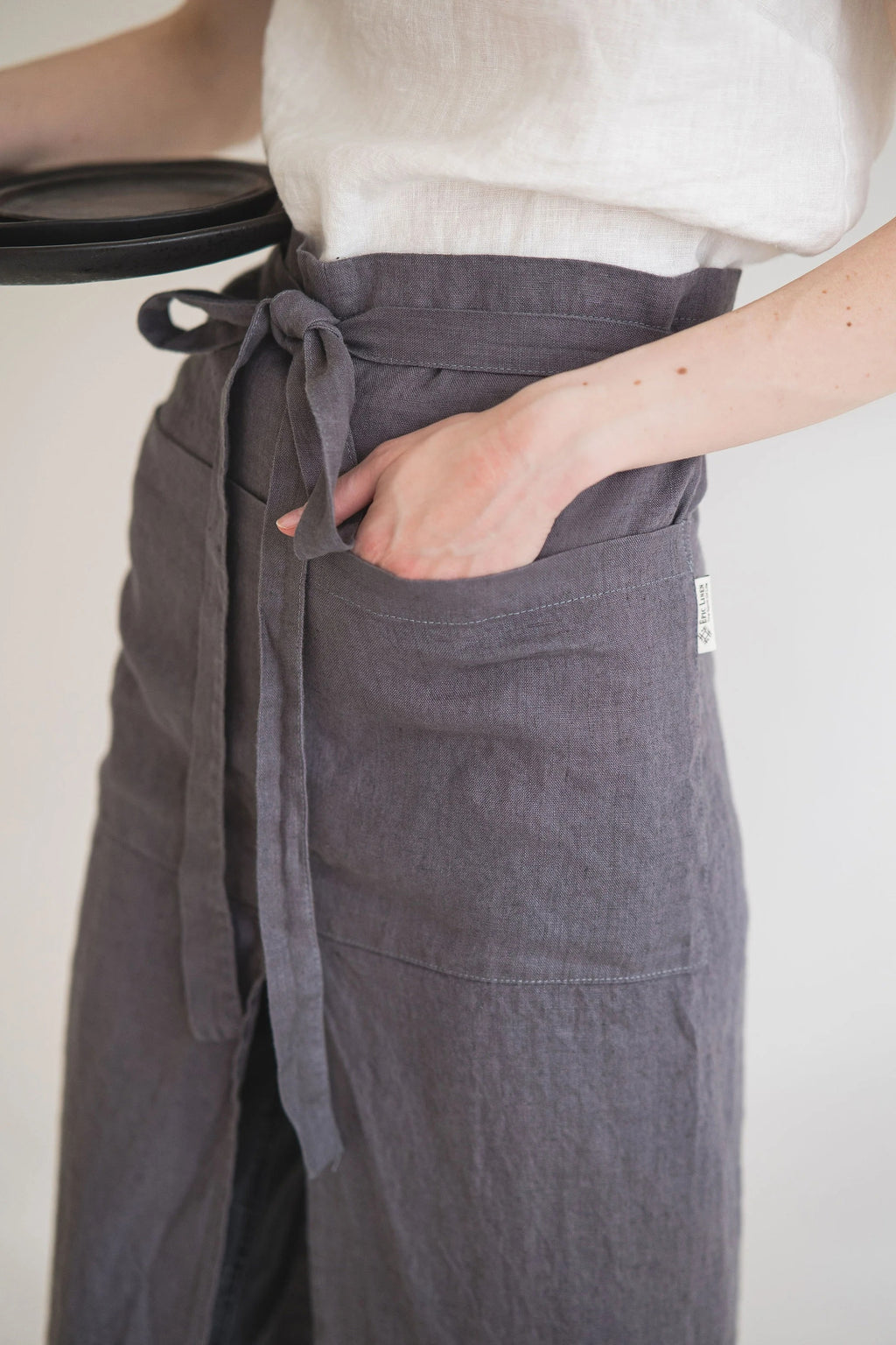 Tablier de Potier en Lin avec Fente Centrale – Gris Anthracite | Style Barista & Chef