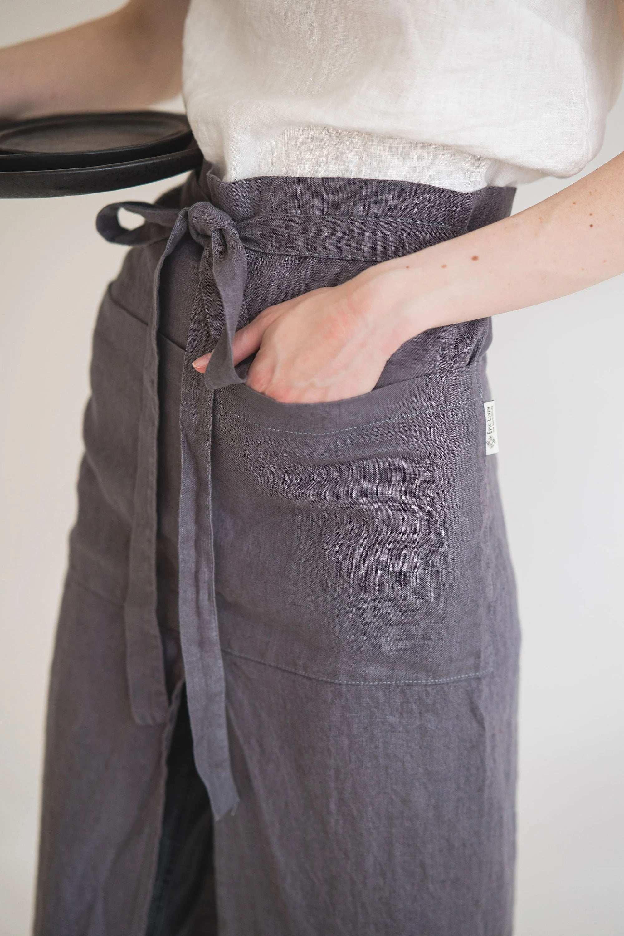 Tablier de Potier en Lin avec Fente Centrale – Gris Anthracite | Style Barista & Chef