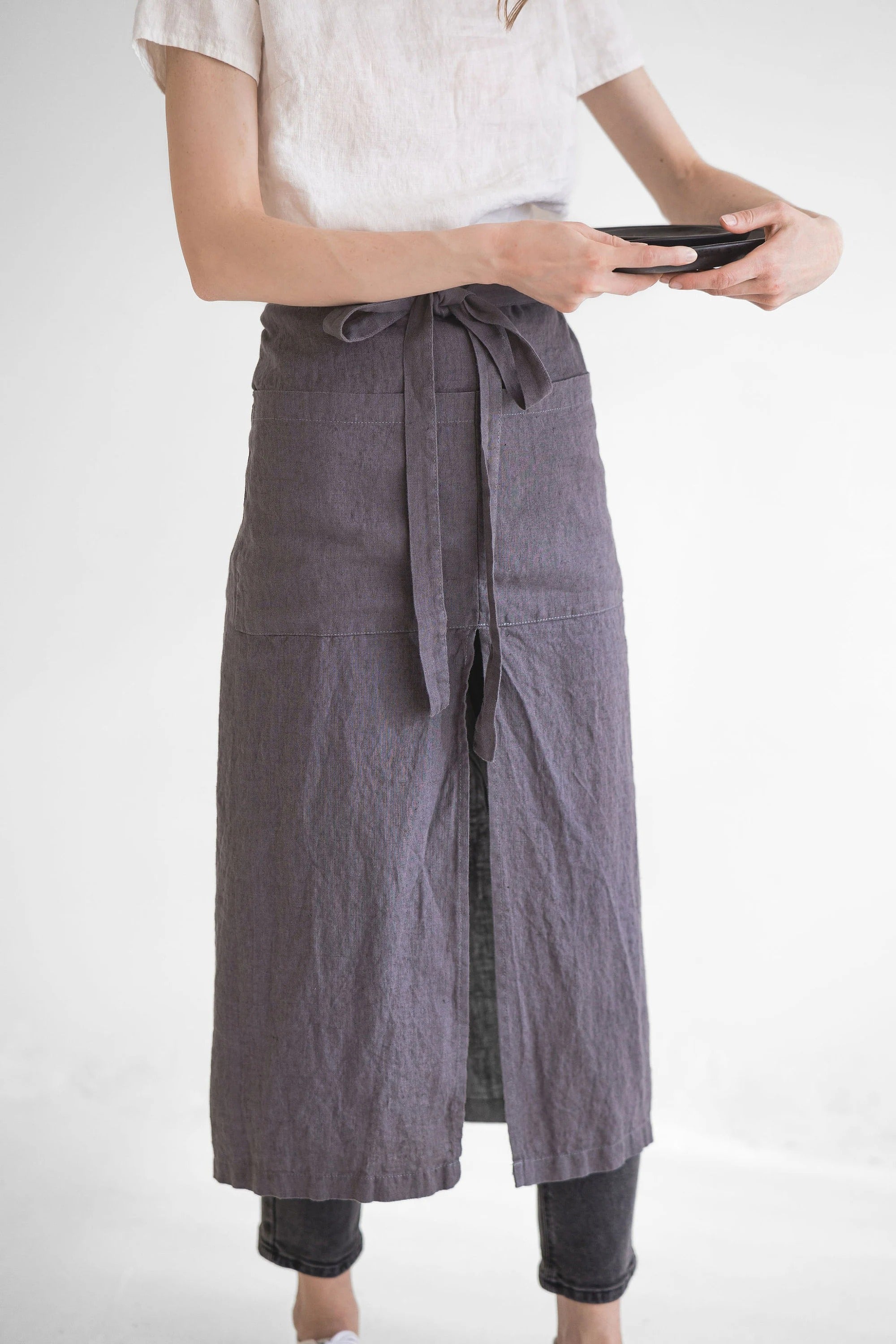 Tablier de Potier en Lin avec Fente Centrale – Gris Anthracite | Style Barista & Chef