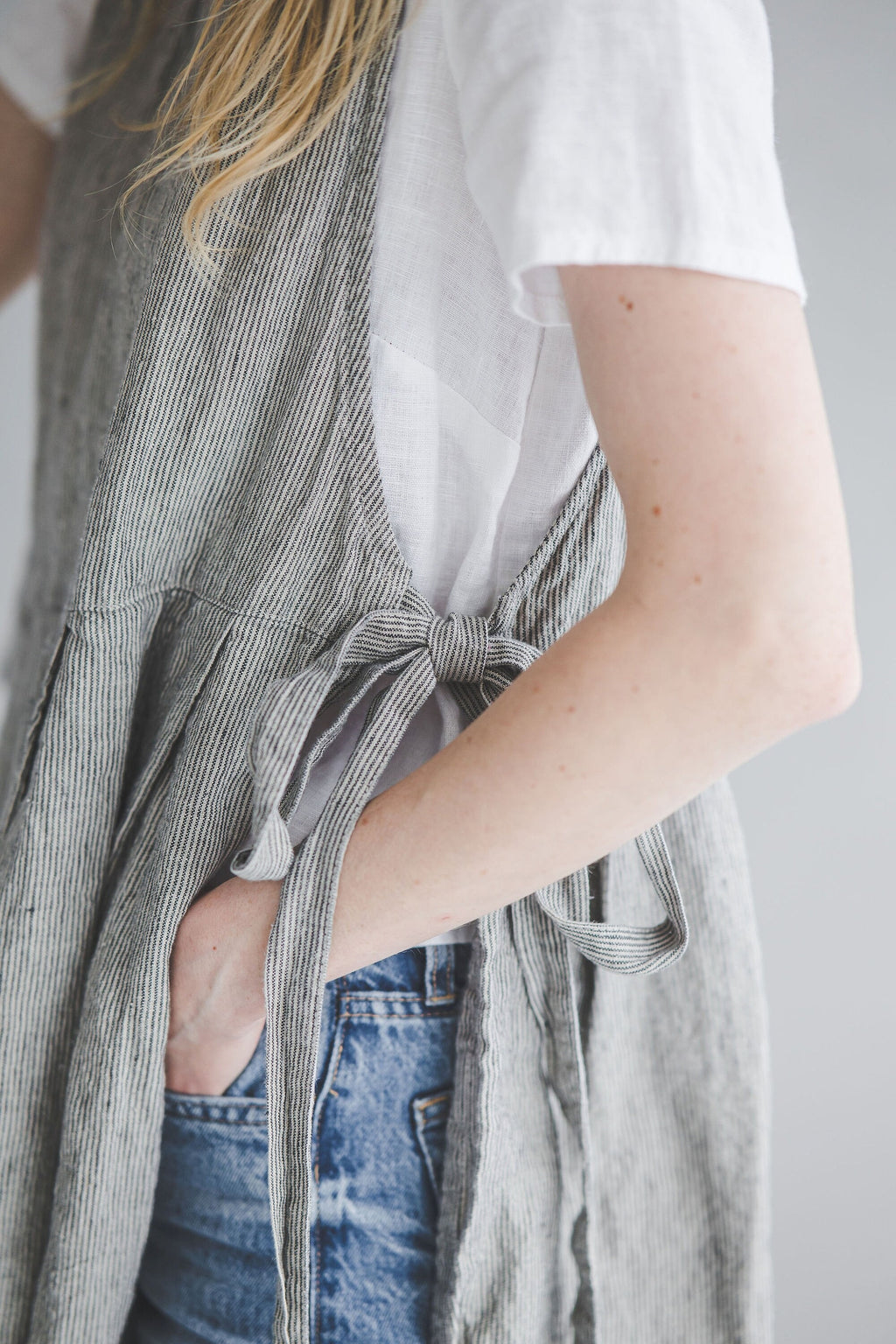 Robe Tablier en Lin Rayé – Gris Naturel | Multi-usage & Liens Latéraux