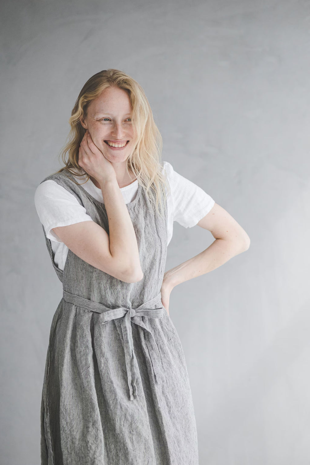 Robe Tablier en Lin Rayé – Gris Naturel | Multi-usage & Liens Latéraux