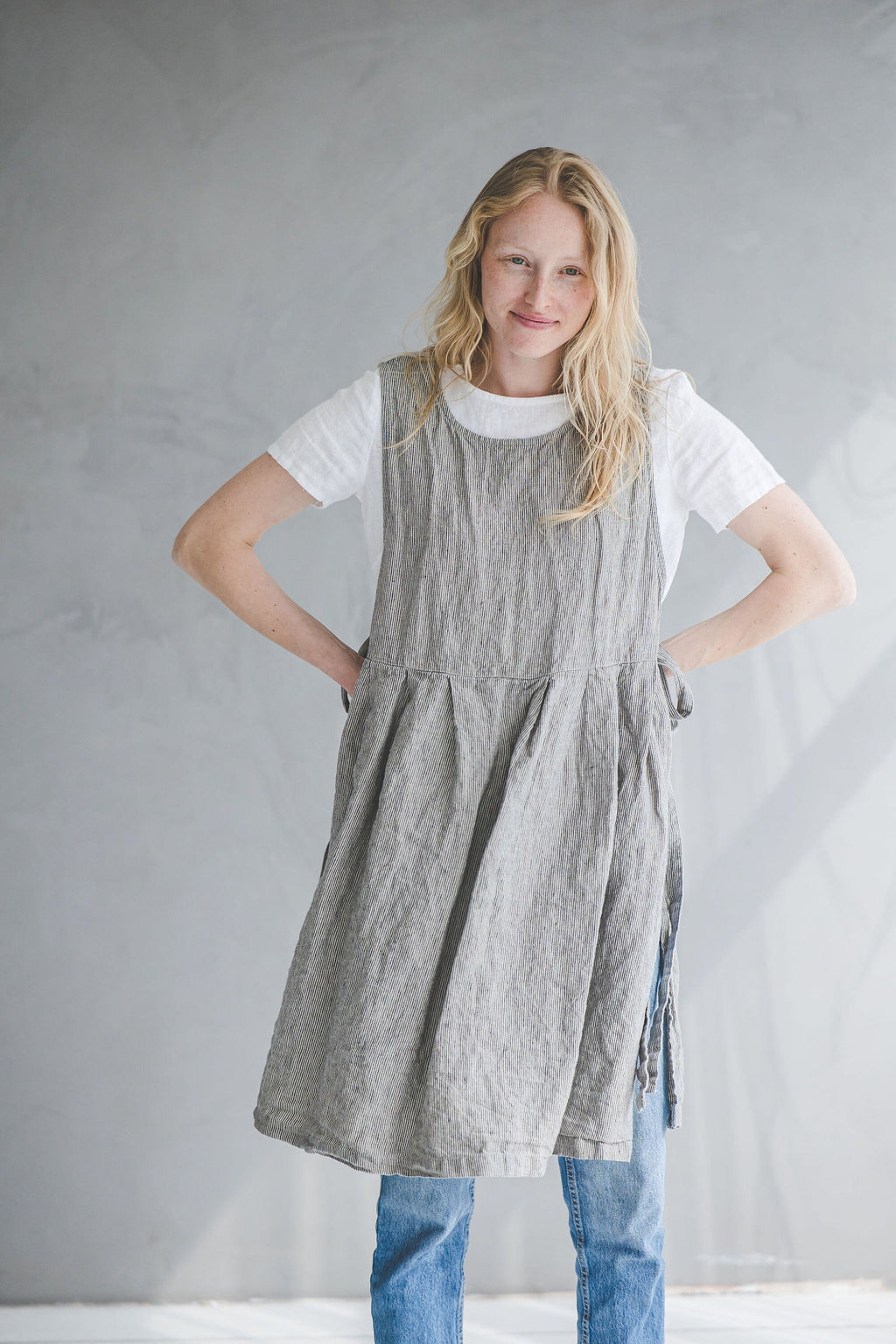 Robe Tablier en Lin Rayé – Gris Naturel | Multi-usage & Liens Latéraux