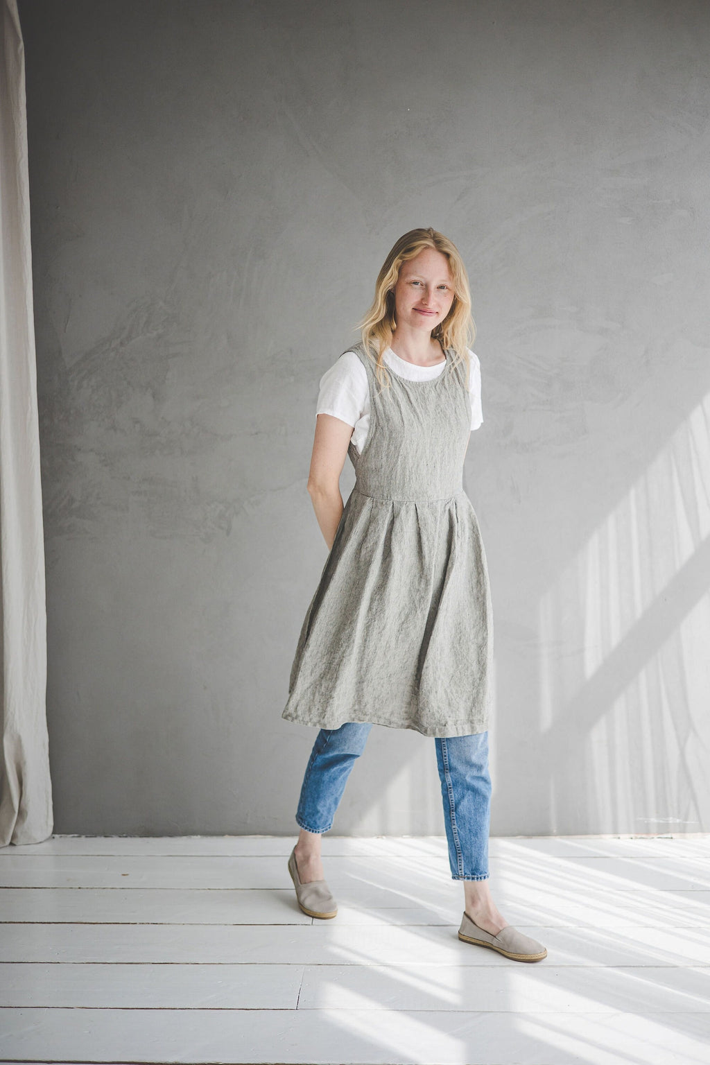 Robe Tablier en Lin Rayé – Gris Naturel | Multi-usage & Liens Latéraux