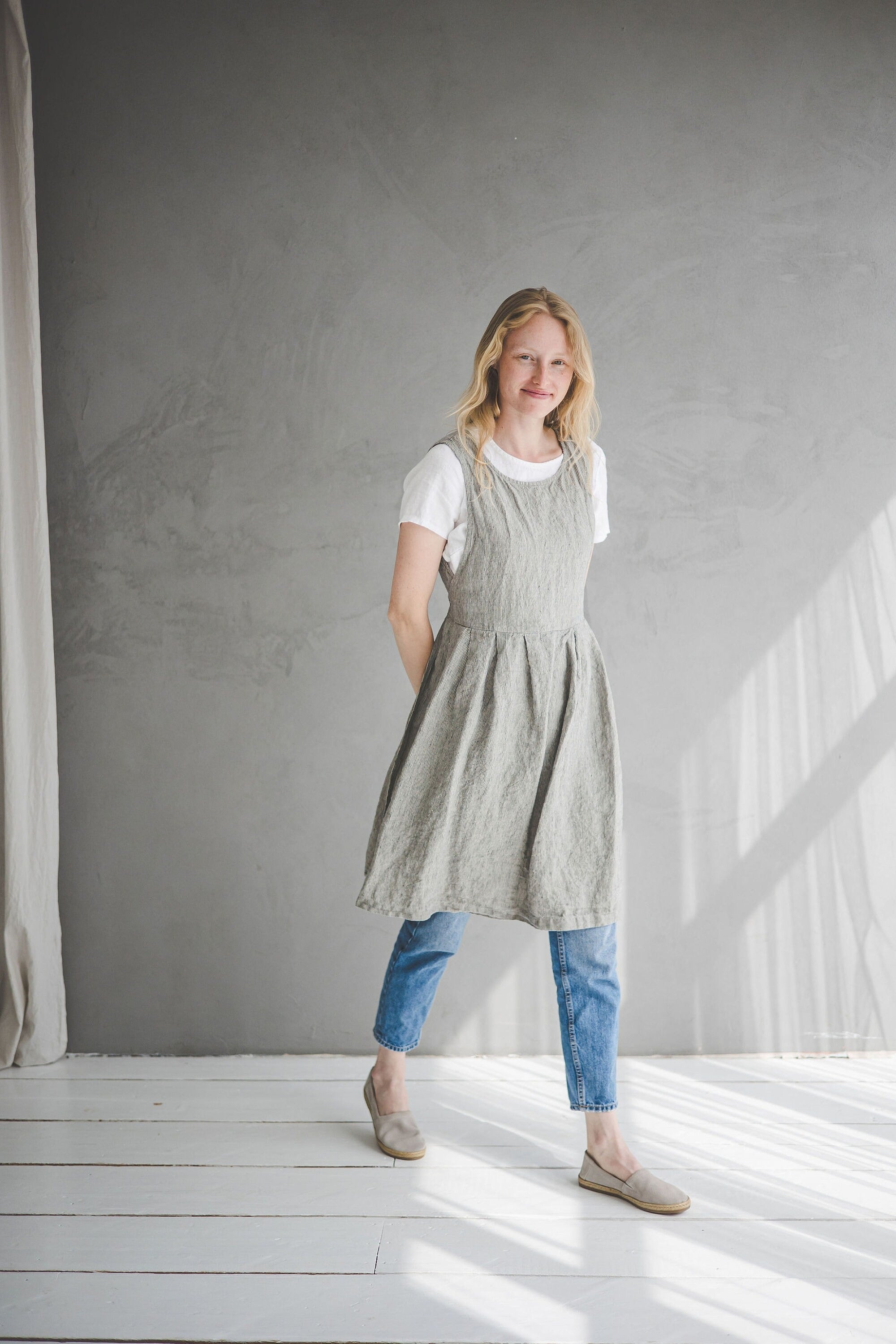 Robe Tablier en Lin Rayé – Gris Naturel | Multi-usage & Liens Latéraux