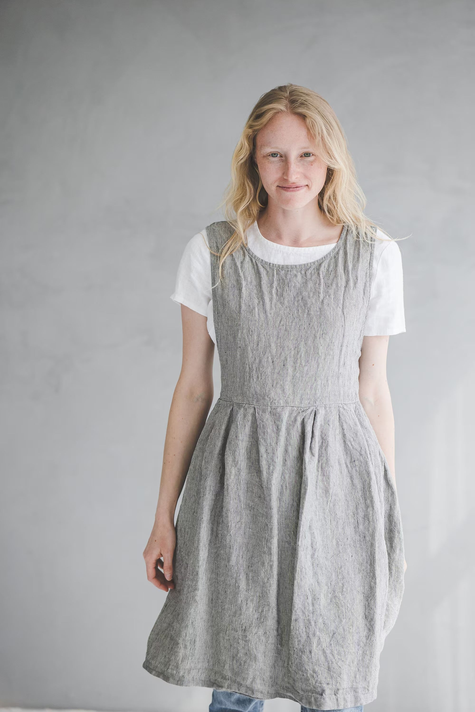 Robe Tablier en Lin Rayé – Gris Naturel | Multi-usage & Liens Latéraux
