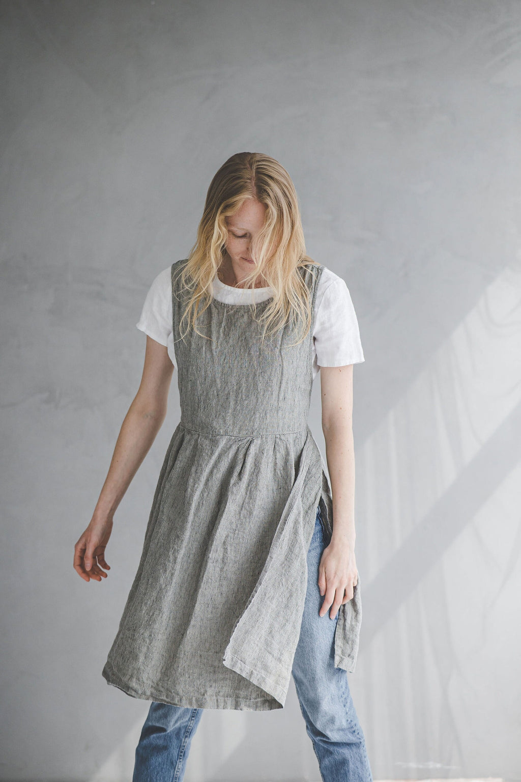 Robe Tablier en Lin Rayé – Gris Naturel | Multi-usage & Liens Latéraux