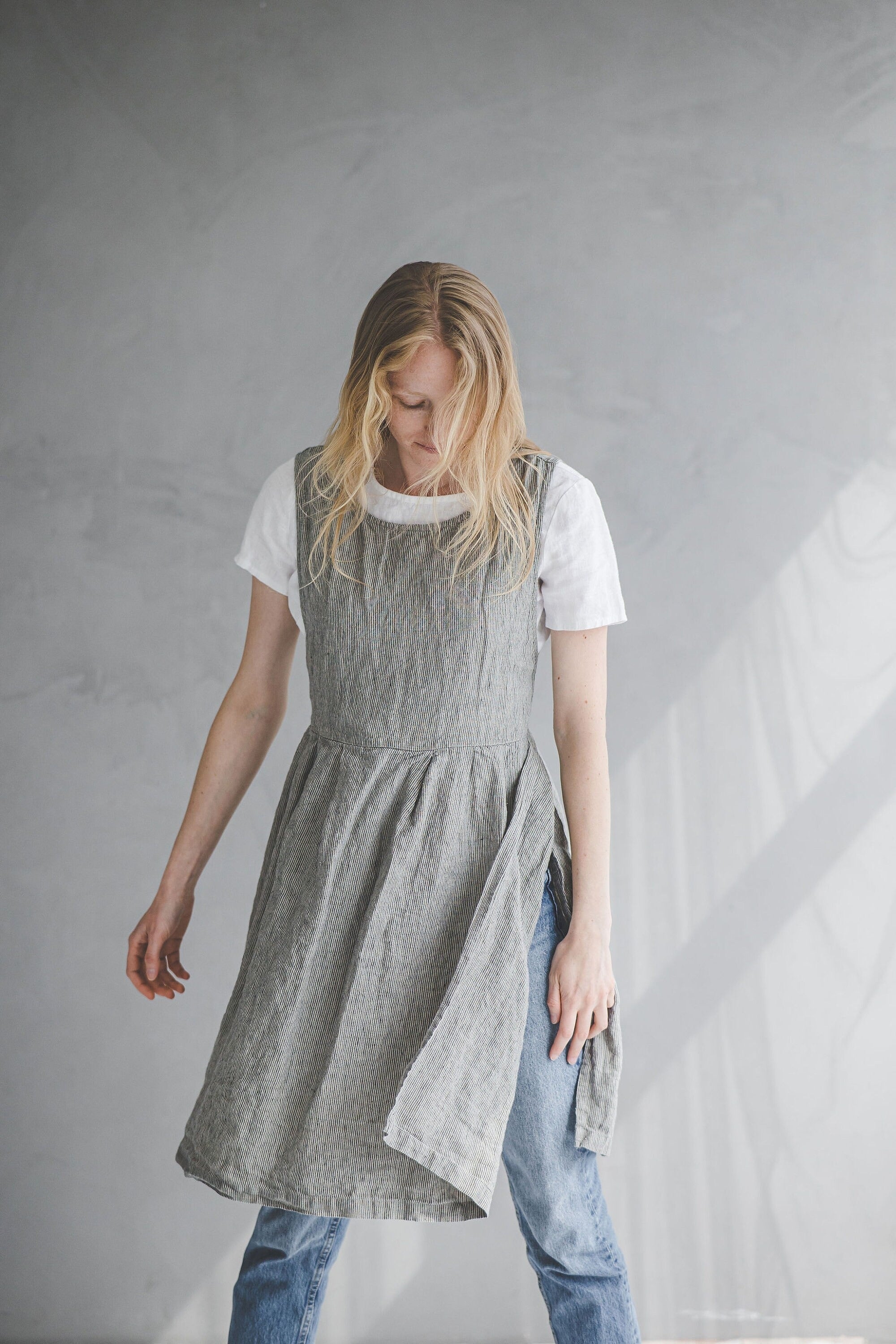 Robe Tablier en Lin Rayé – Gris Naturel | Multi-usage & Liens Latéraux