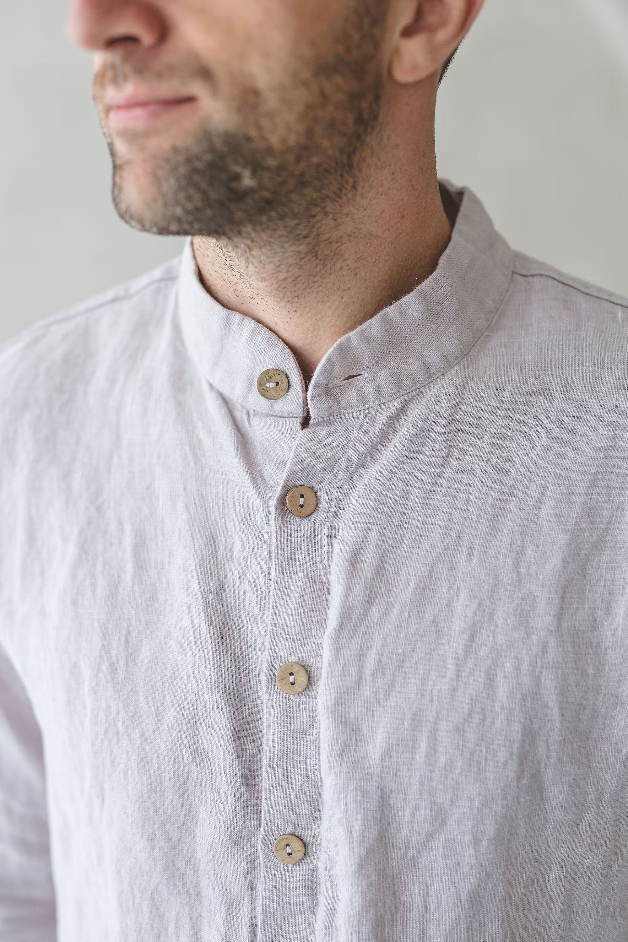 Chemise Classique en Lin pour Homme – Gris Clair | Manches Longues & Boutons en Coco