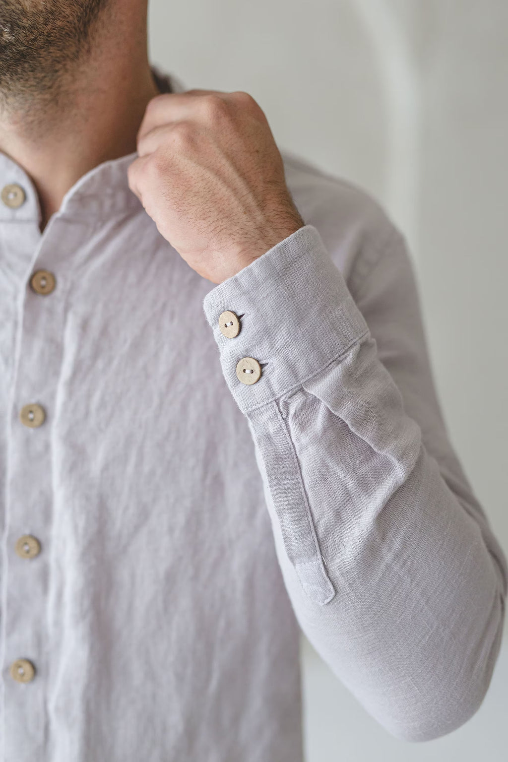 Chemise Classique en Lin pour Homme – Gris Clair | Manches Longues & Boutons en Coco