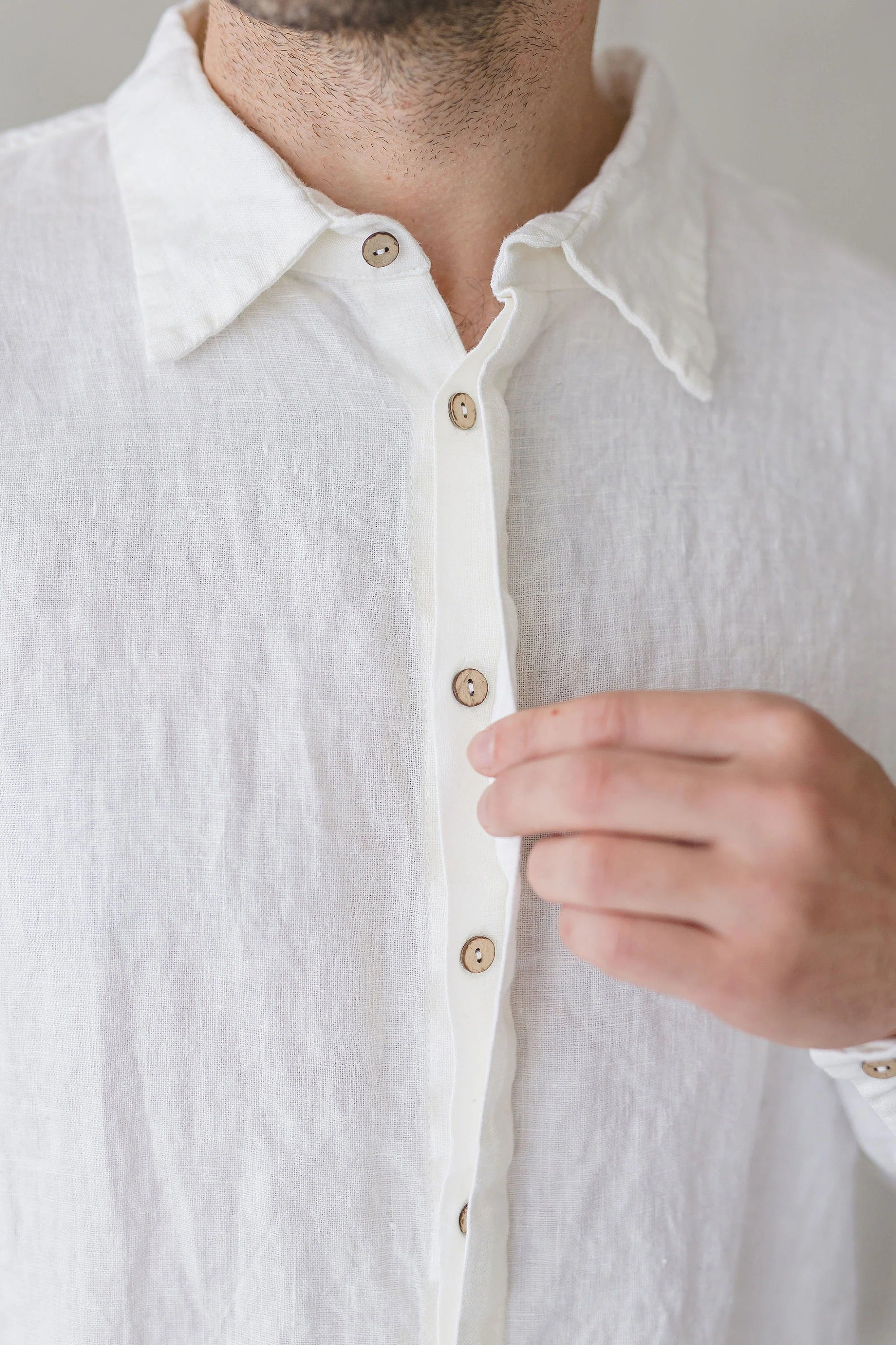 Chemise Classique en Lin à Boutons Cachés pour Homme – Ivoire | Élégance Minimaliste