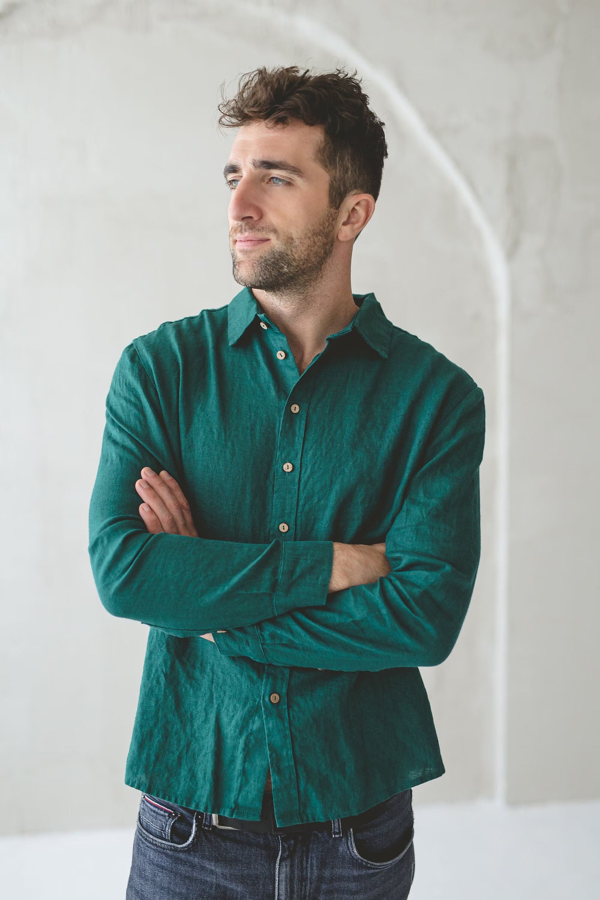 Chemise Cintrée en Lin pour Homme – Vert Forêt | Manches Longues & Boutons en Coco