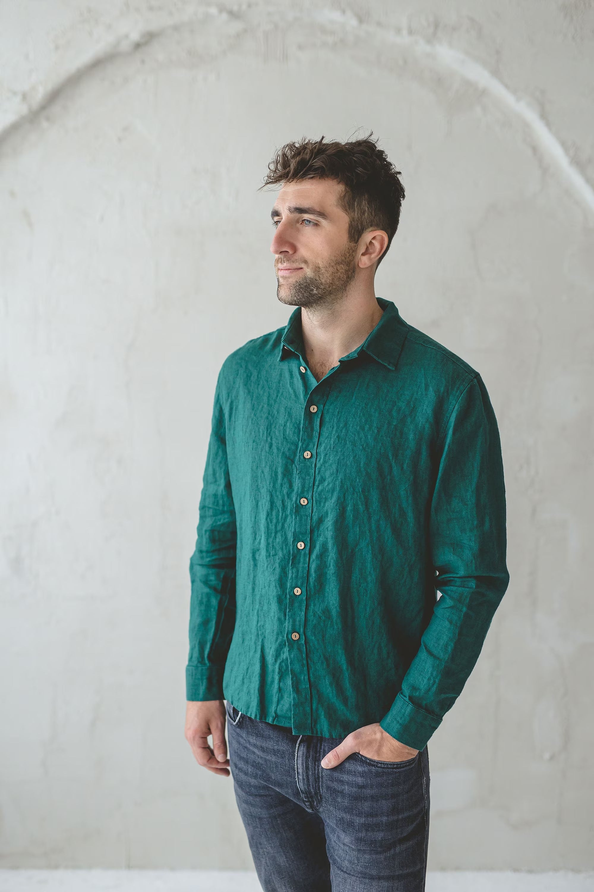 Chemise Cintrée en Lin pour Homme – Vert Forêt | Manches Longues & Boutons en Coco