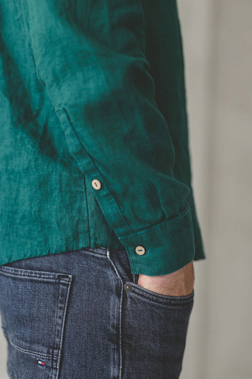 Chemise Cintrée en Lin pour Homme – Vert Forêt | Manches Longues & Boutons en Coco