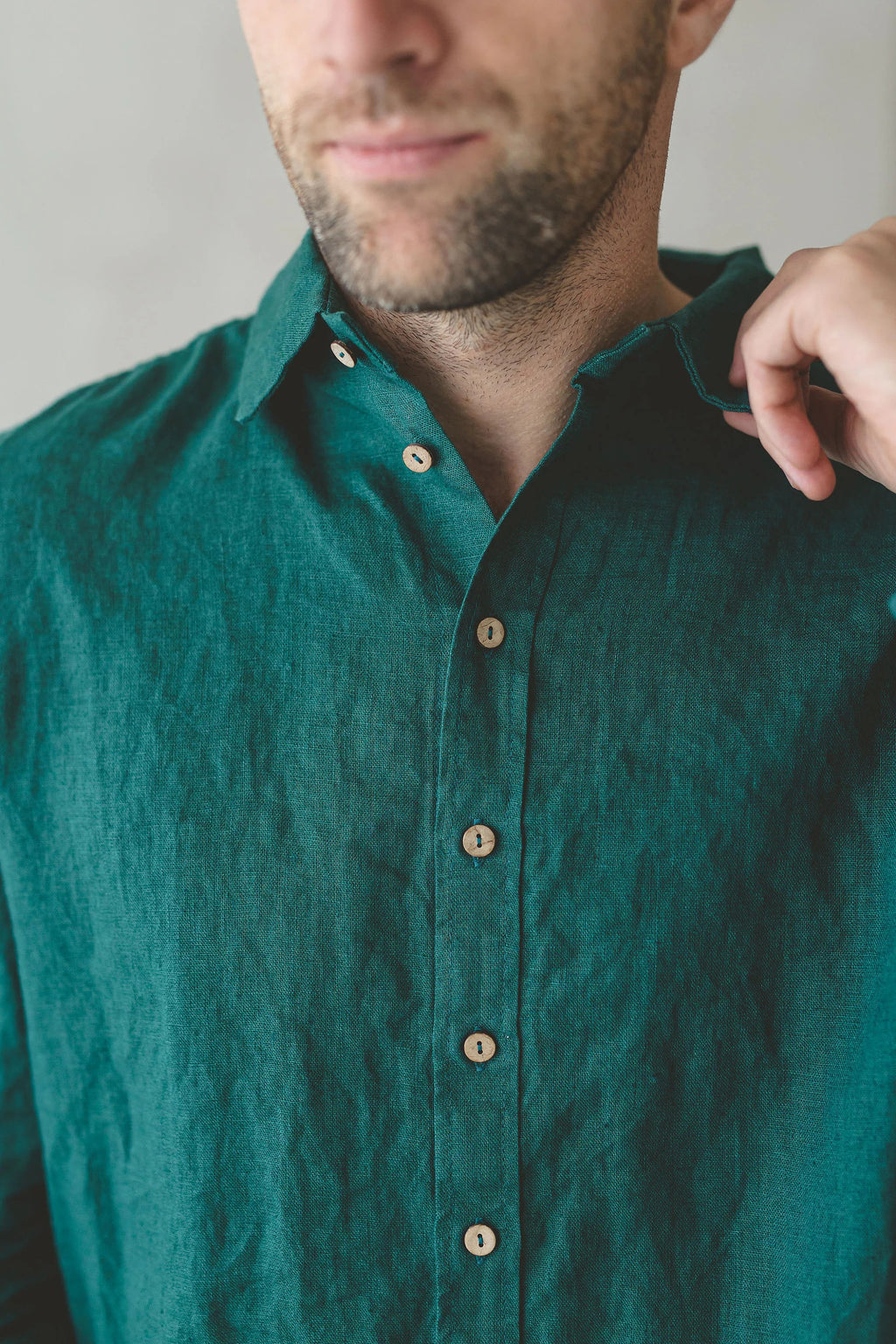 Chemise Cintrée en Lin pour Homme – Vert Forêt | Manches Longues & Boutons en Coco