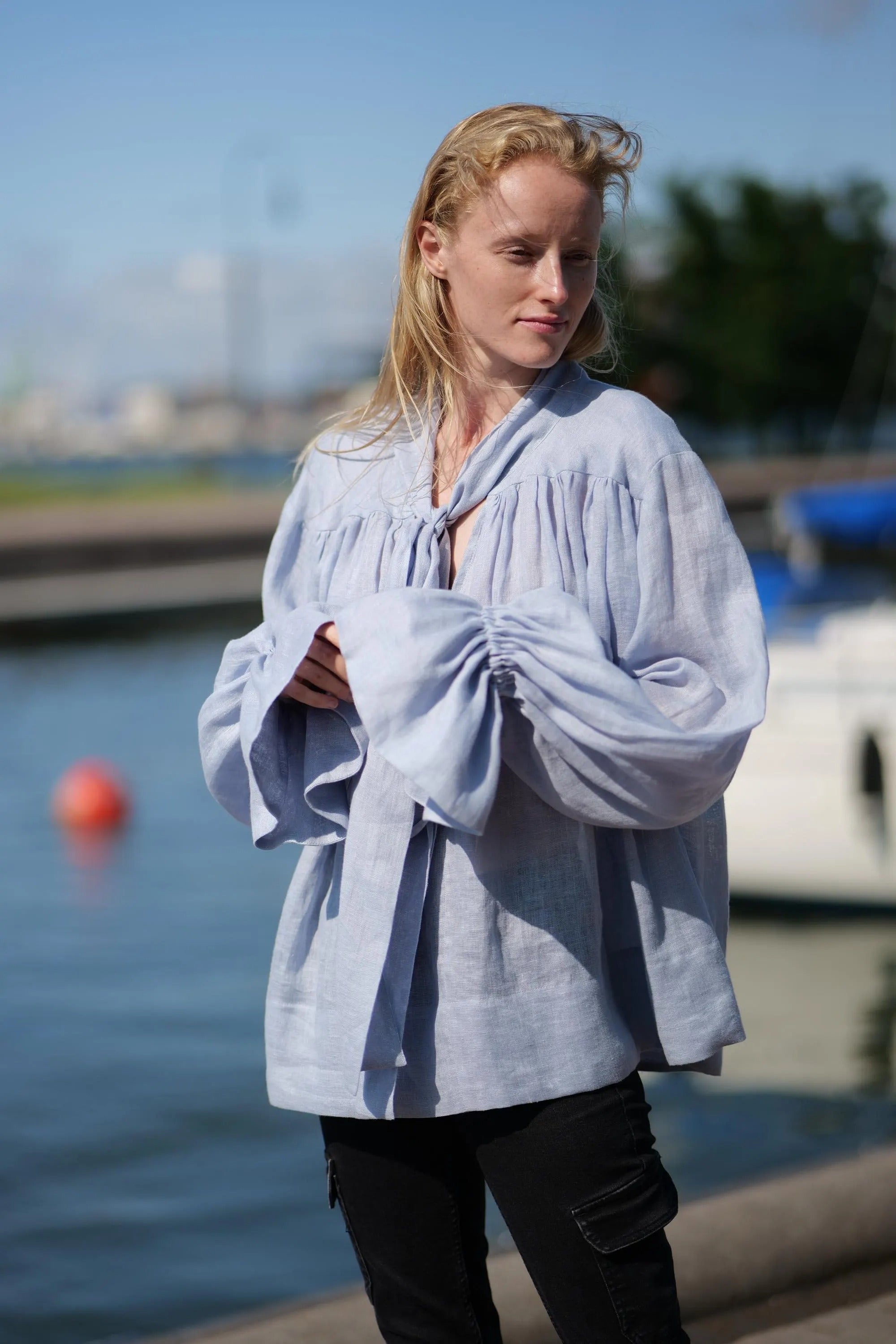Blouse en Lin Style Bohème Chic – Bleu Givré | Manches Bouffantes & Ruban | Lin Ultra-Léger