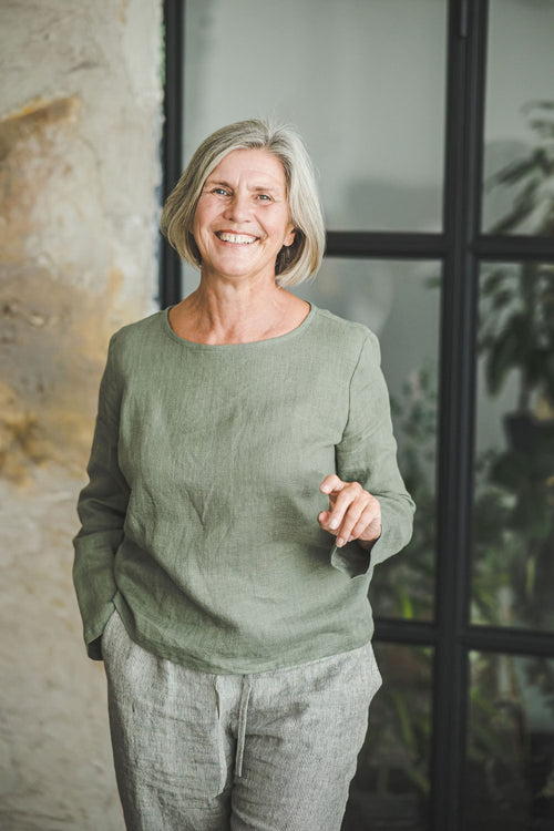 Blouse Cintrée en Lin à Manches Longues – Vert Sauge | Coupe Ajustée & Élégante