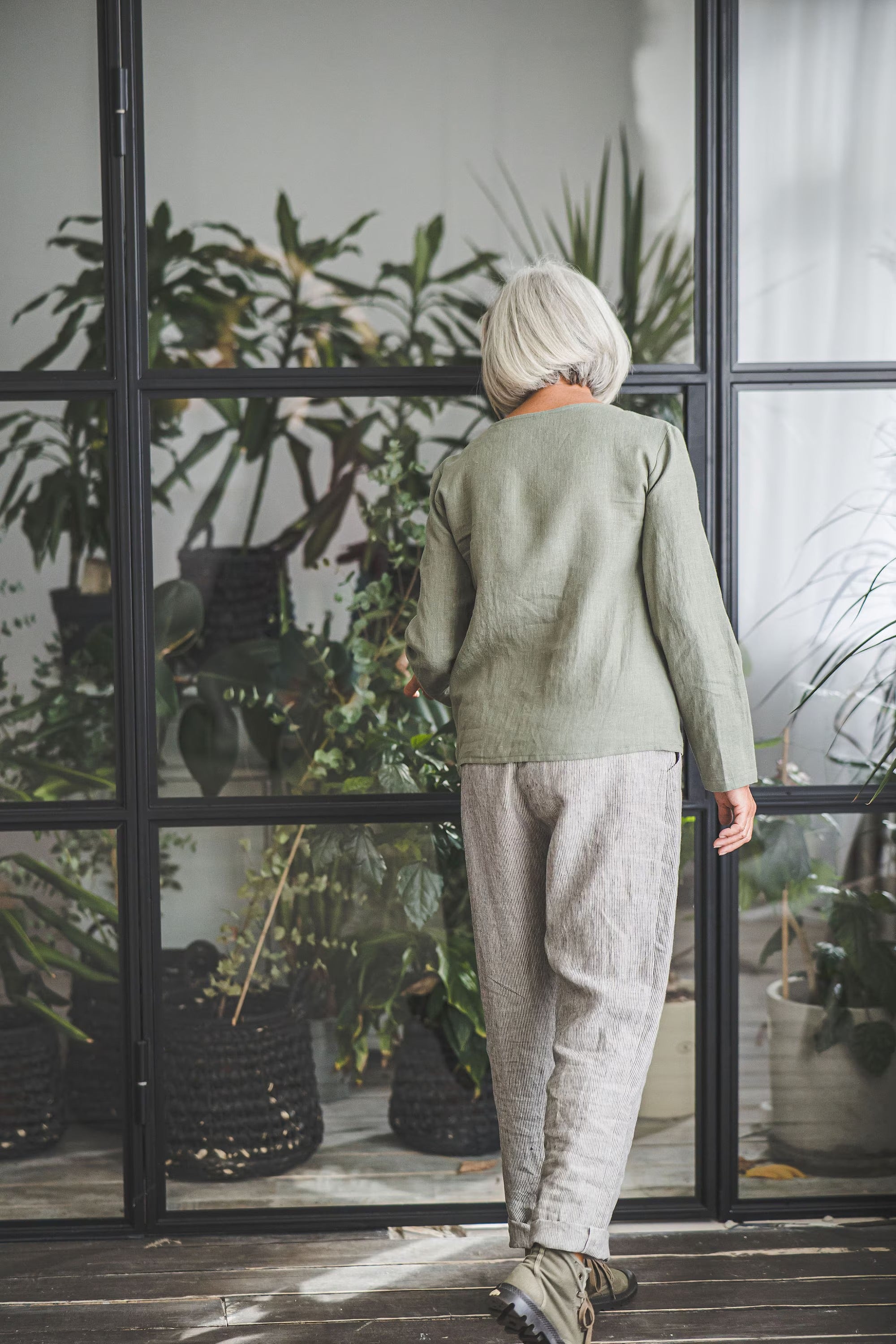 Blouse Cintrée en Lin à Manches Longues – Vert Sauge | Coupe Ajustée & Élégante