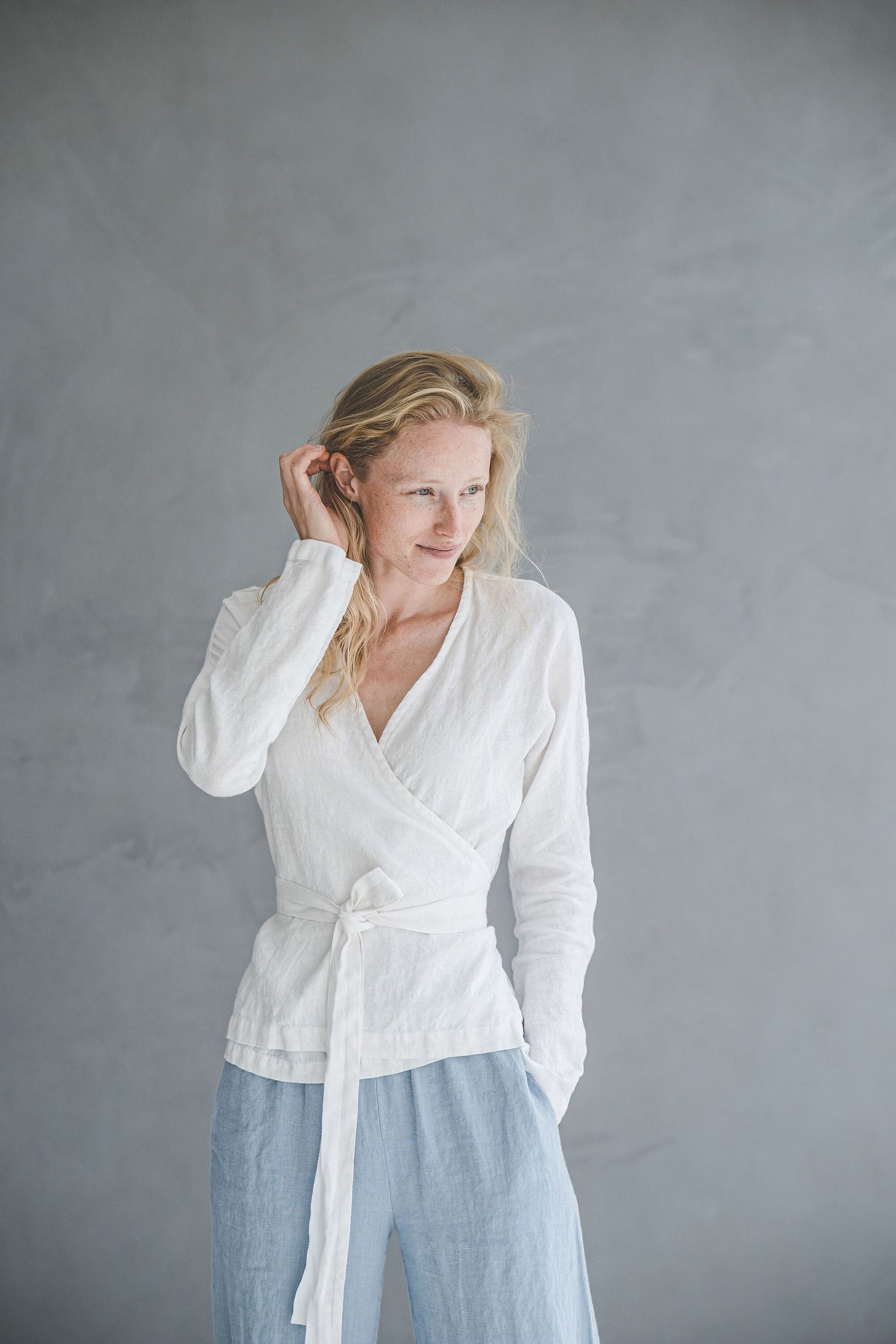 Blouse Cache-Cœur en Lin à Manches Longues – Blanc Optique | Top Élégant & Ajustable