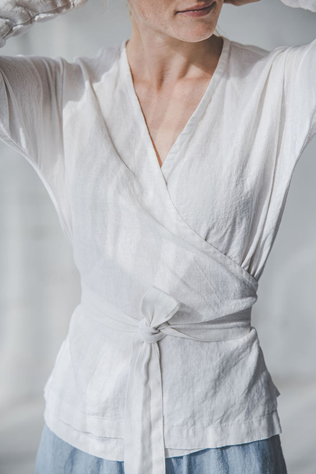 Blouse Cache-Cœur en Lin à Manches Longues – Blanc Optique | Top Élégant & Ajustable