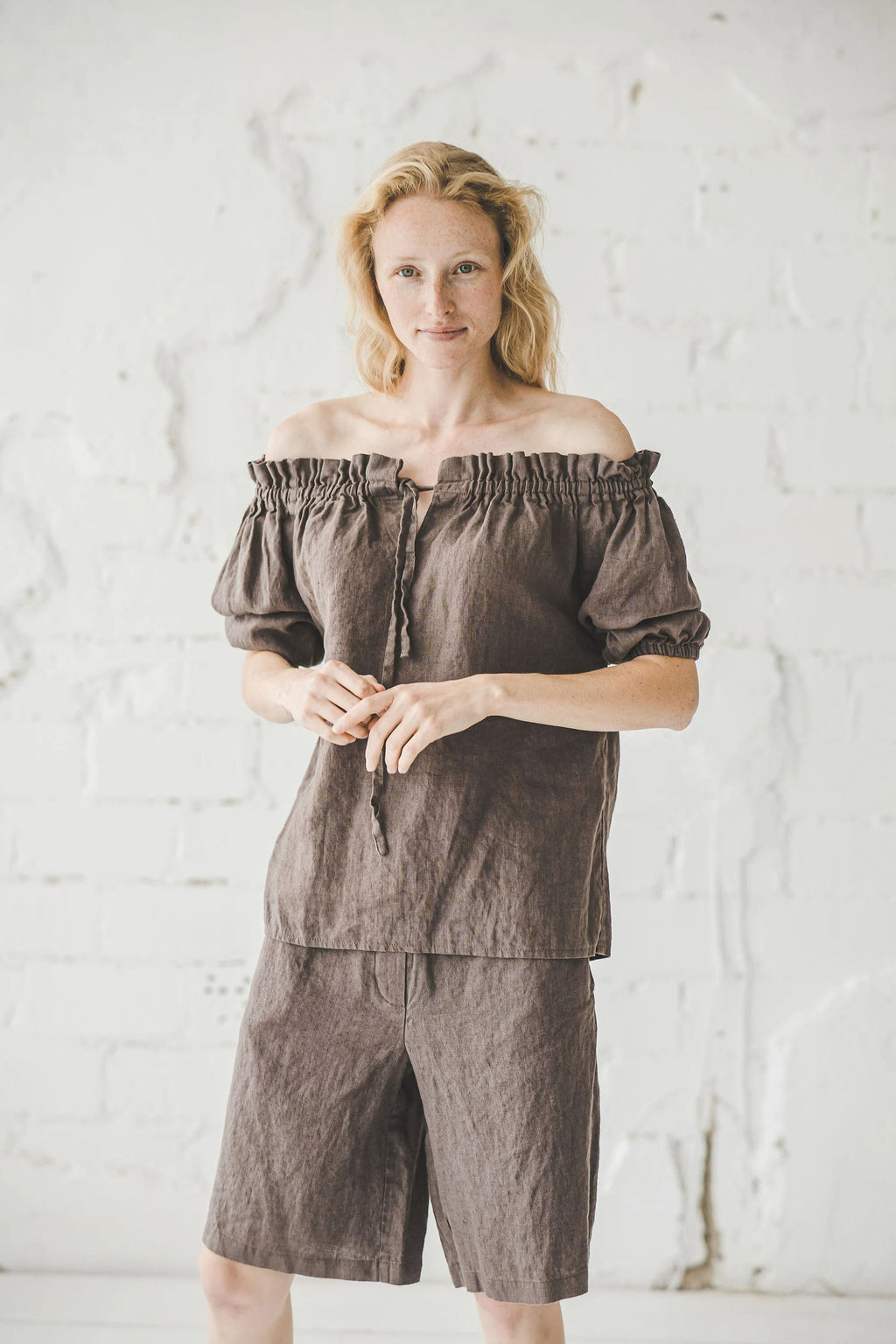 Blouse en Lin à Épaules Dénudées Style Bohème – Café | Manches 3/4 Ballon & Liens Ajustables