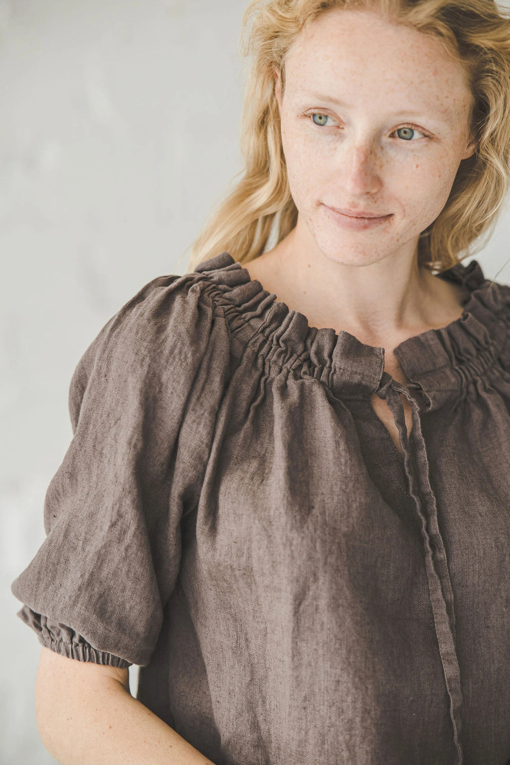 Blouse en Lin à Épaules Dénudées Style Bohème – Café | Manches 3/4 Ballon & Liens Ajustables