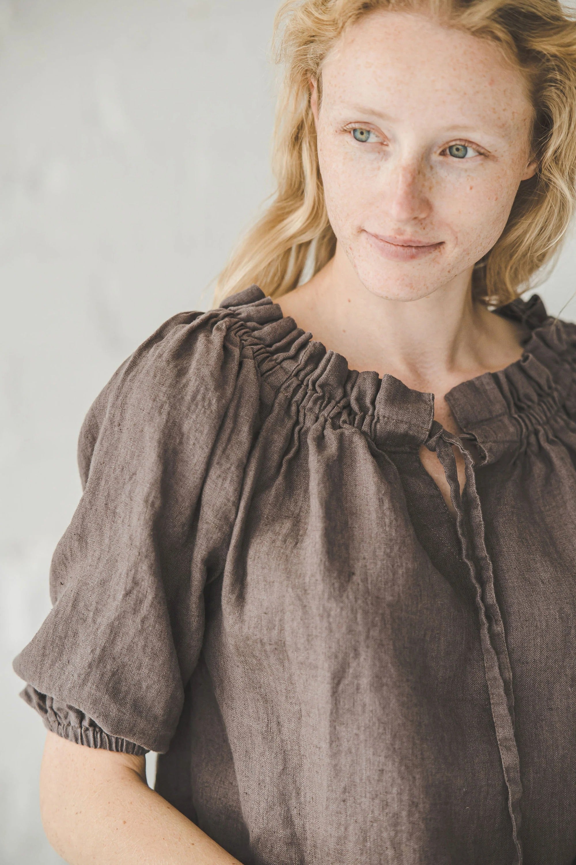 Blouse en Lin à Épaules Dénudées Style Bohème – Café | Manches 3/4 Ballon & Liens Ajustables